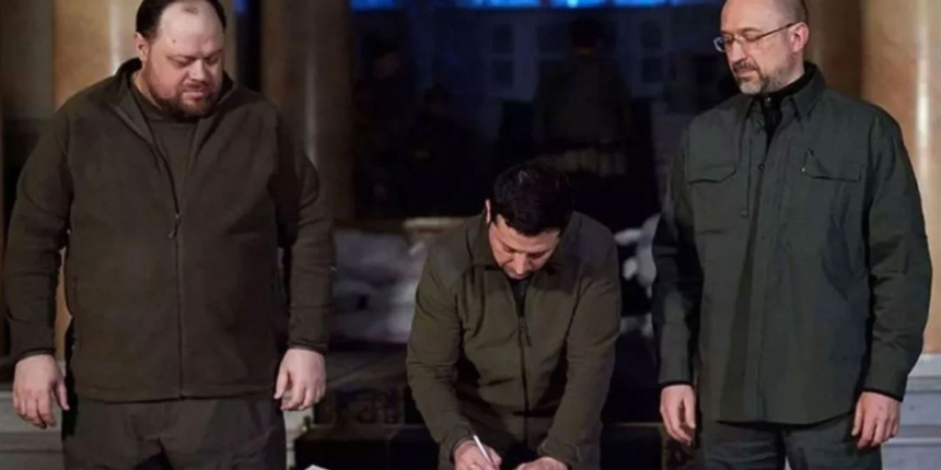 Zelenskiy kritik kararı imzaladı: Ukrayna'da siviller silah kullanabilecek