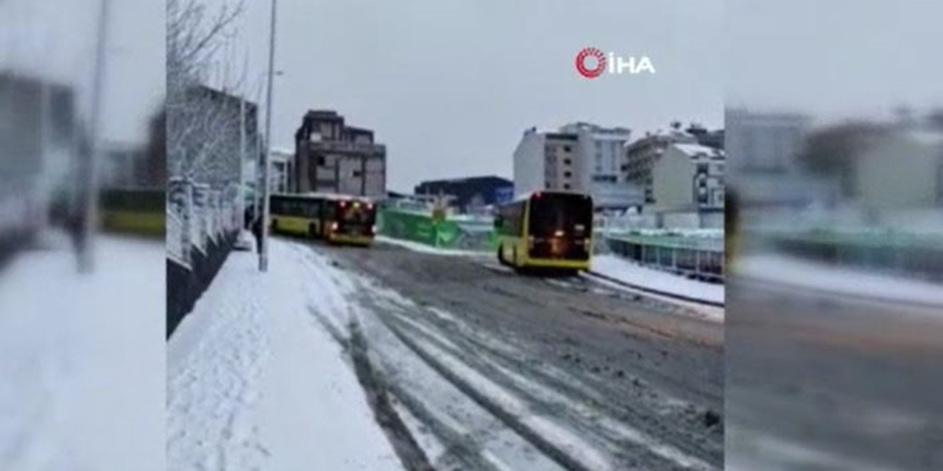 Arnavutköy beyaza büründü! Kar lastiği olmayan İETT otobüsleri yolda kaldı