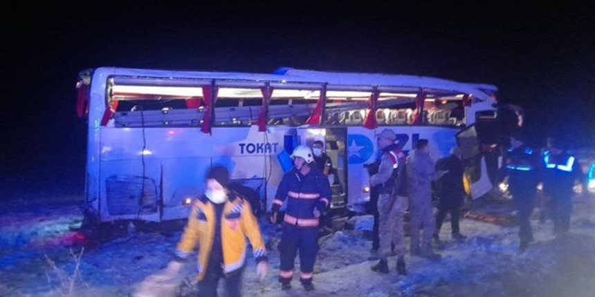 Sivas'ta yolcu otobüsü devrildi: 4'ü ağır, 20 yaralı!