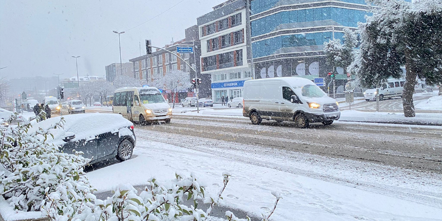 Beklenen kar geldi, İstanbul beyaza büründü... İşte o anlar