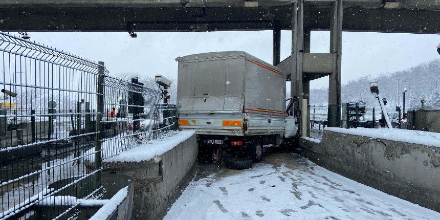 İstanbul'da Aybar esareti: Kar yağışı kazaları da beraberinde getirdi! Yaralılar var...