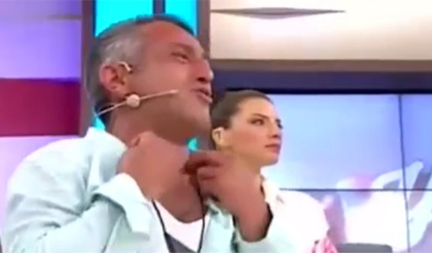 Eşini ikna edemedi, canlı yayında sinir krizi geçirdi! / VİDEO
