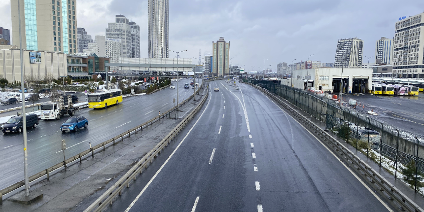 Vatandaşlar kar uyarılarını dikkate aldı, İstanbul'da yollar boş kaldı