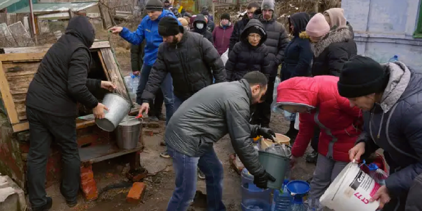Mariupol'de insanlar yemek için birbirlerine saldırmaya başladı