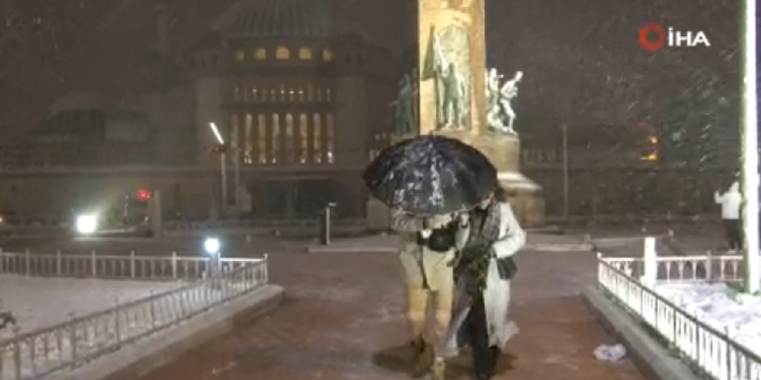Taksim’de tipi şeklinde kar yağışı etkili oldu