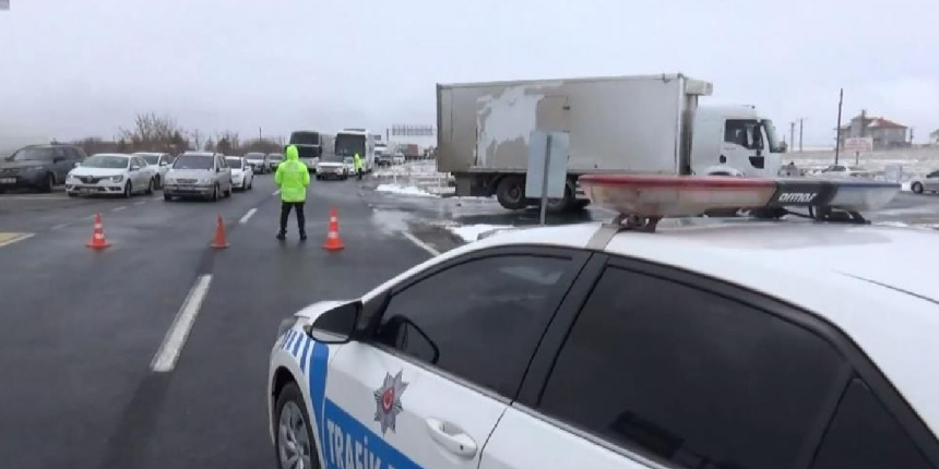 Adana ve Nevşehir karayolu trafiğe kapatıldı!