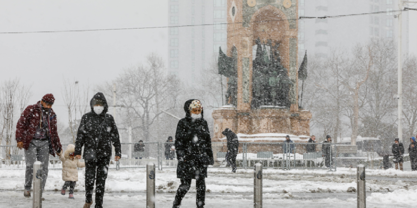 Taksim'de lapa lapa kar! Yağış şiddetini artırıyor