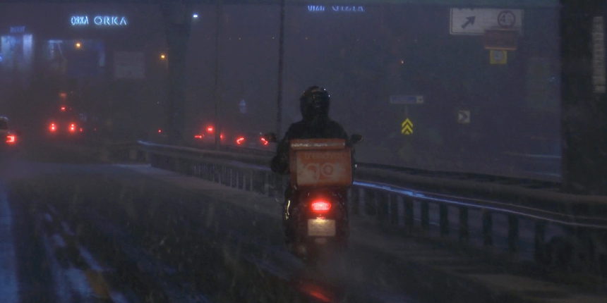 İstanbul'da motokuryeler kar yasağına rağmen sipariş götürdü