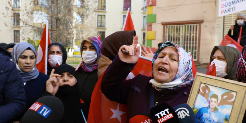 HDP önünde bekleyen Diyarbakır annelerinden CHP Genel Başkanı Kılıçdaroğlu'na tepki