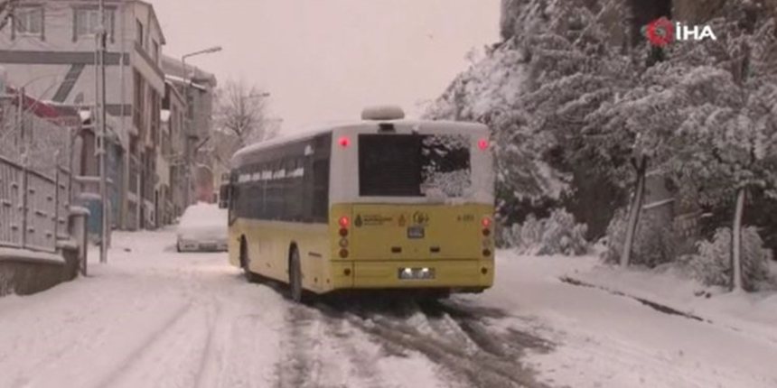 Fatih’te 3 İETT otobüsü yolda kaldı! Vatandaşlar yola yaya olarak devam etti