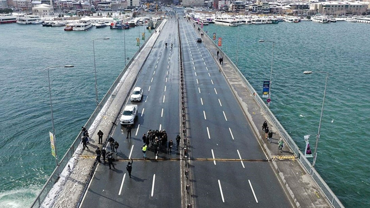 Unkapanı köprüsü, saatler süren çalışmaların ardından trafiğe açıldı!