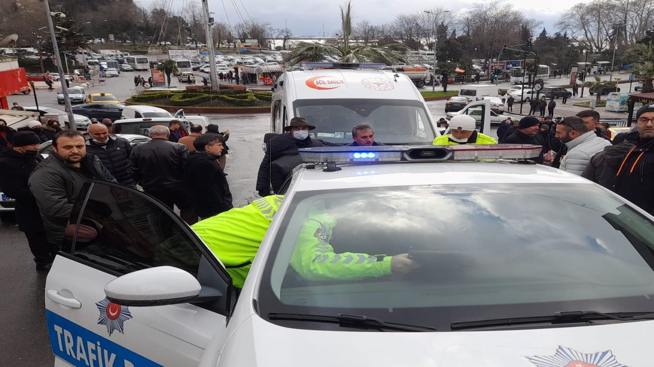 Karlı yolda hakimiyetini kaybeden otomobil 3 araca çarparak durabildi