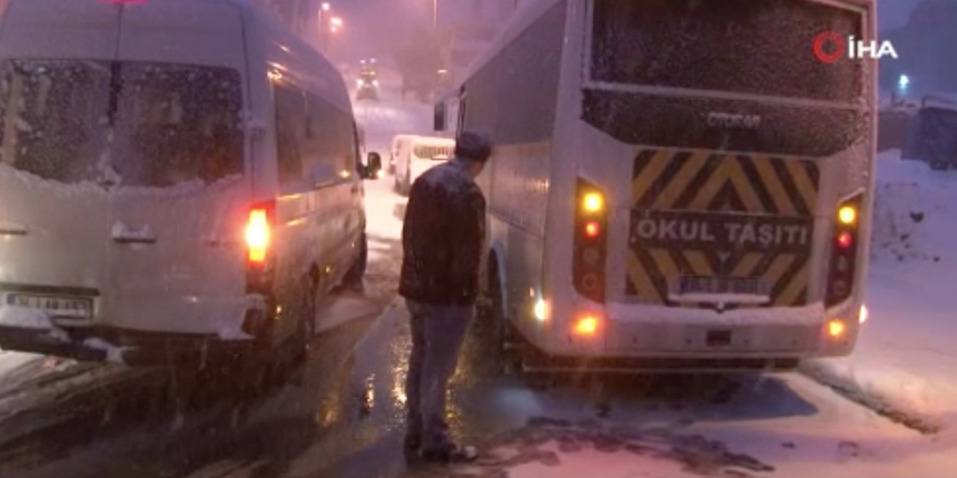 Esenyurt'ta servis araçları yolda kaldı: Servis şoförü "Kimse çıkmasın" dedi