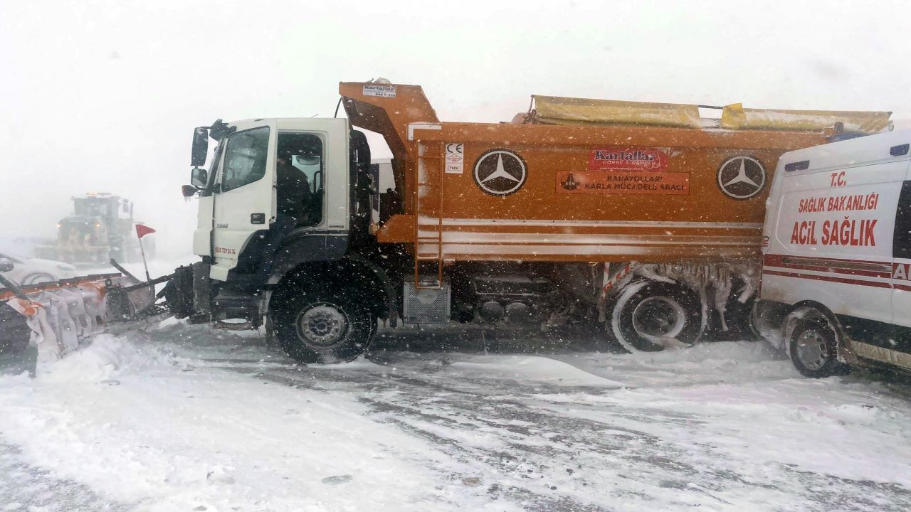 Karda kayan araçlar ambulansa çarptı