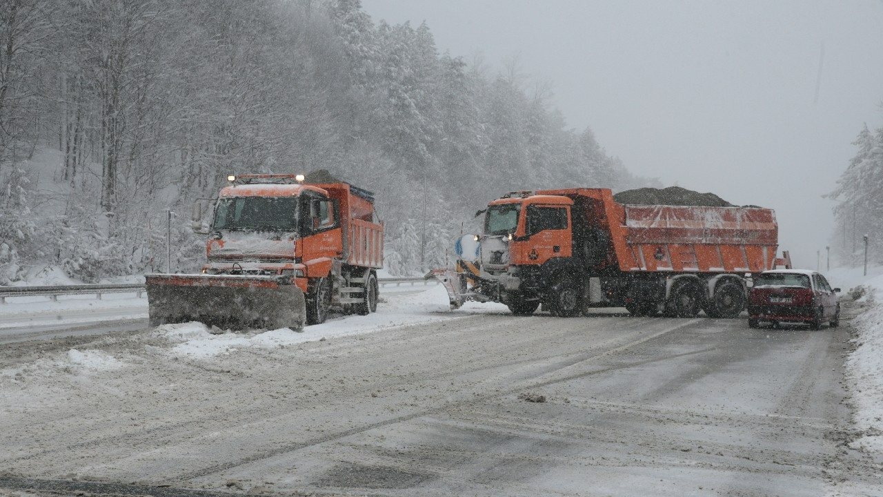 Bolu'dan İstanbul yönüne kamyon ve tır geçişi kar nedeniyle durduruldu!