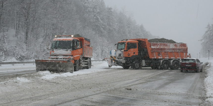 Bolu'dan İstanbul yönüne kamyon ve tır geçişi kar nedeniyle durduruldu!