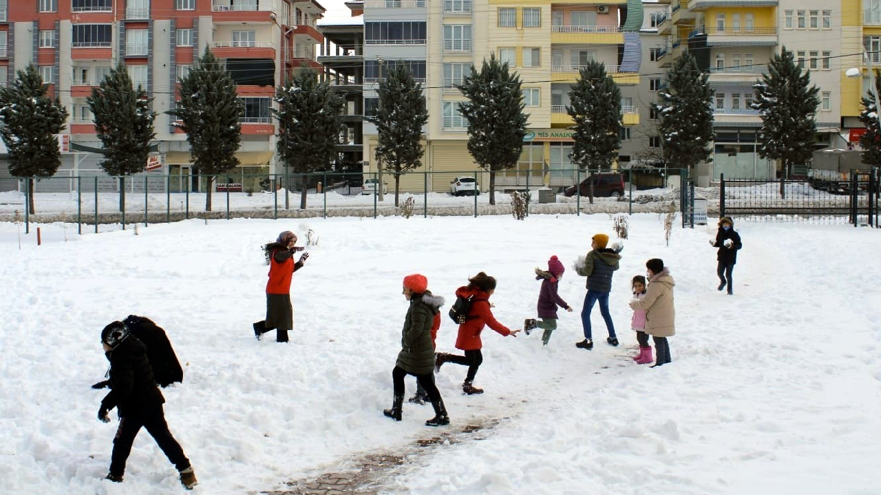 Eğitime kar engeli! Okulların tatil edildiği il ve ilçeler