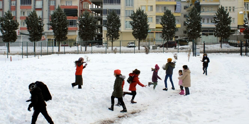Eğitime kar engeli! Okulların tatil edildiği il ve ilçeler