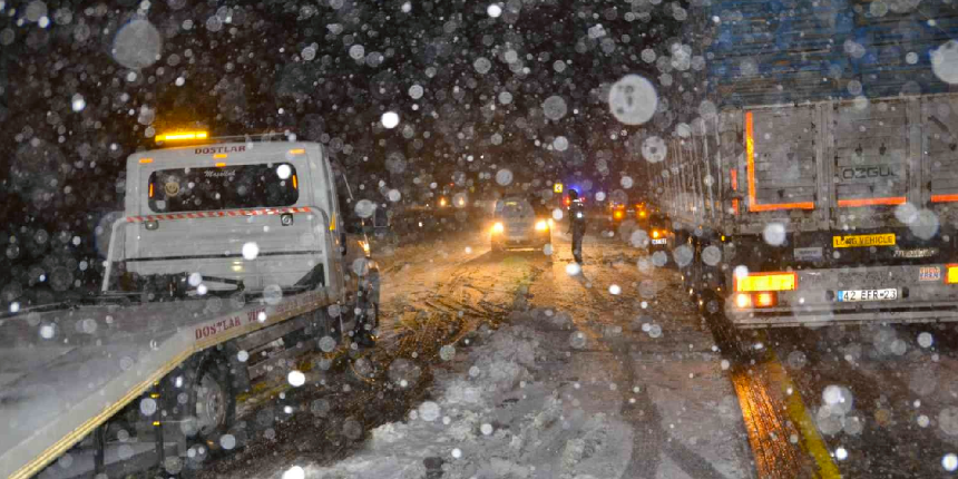 Antalya-Konya karayolu araç trafiğine kapatıldı