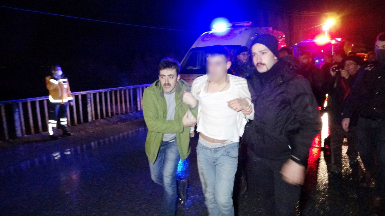 Muş’ta köprüde intihar etmek isteyen gence polisler müdahale etti
