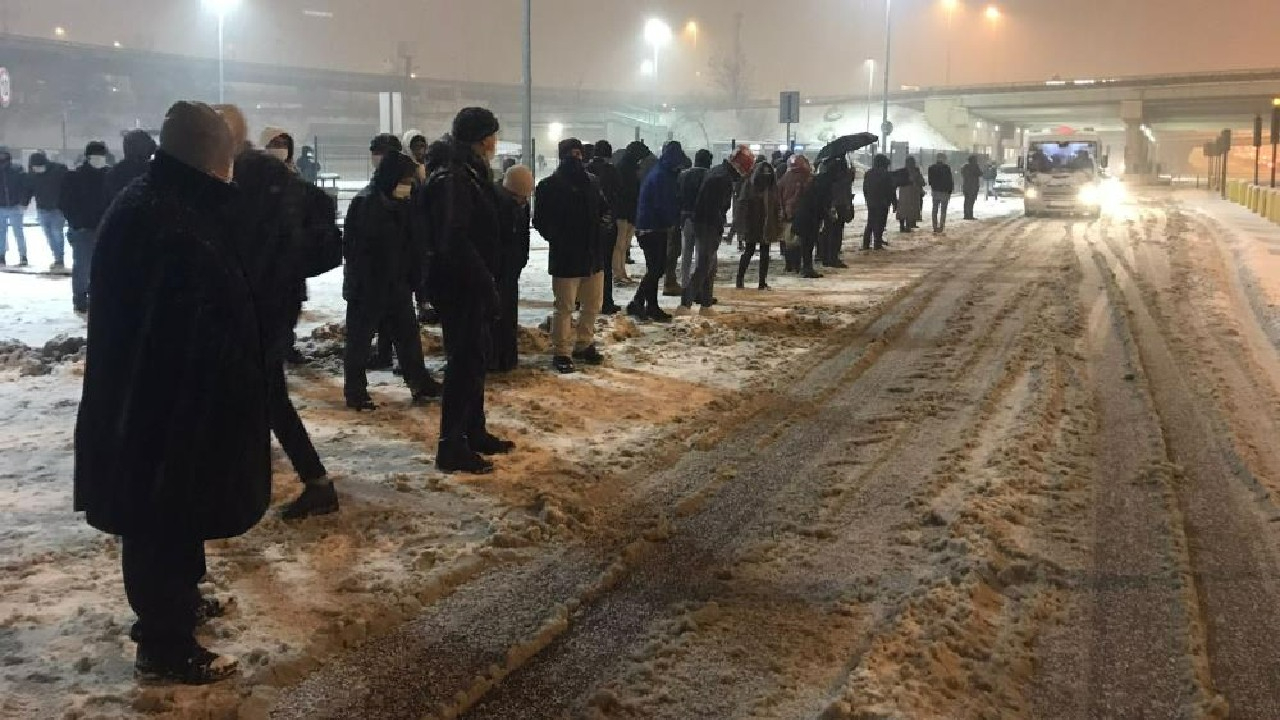 Yollar kapandı, yüzlerce vatandaş metrobüs duraklarında mahsur kaldı