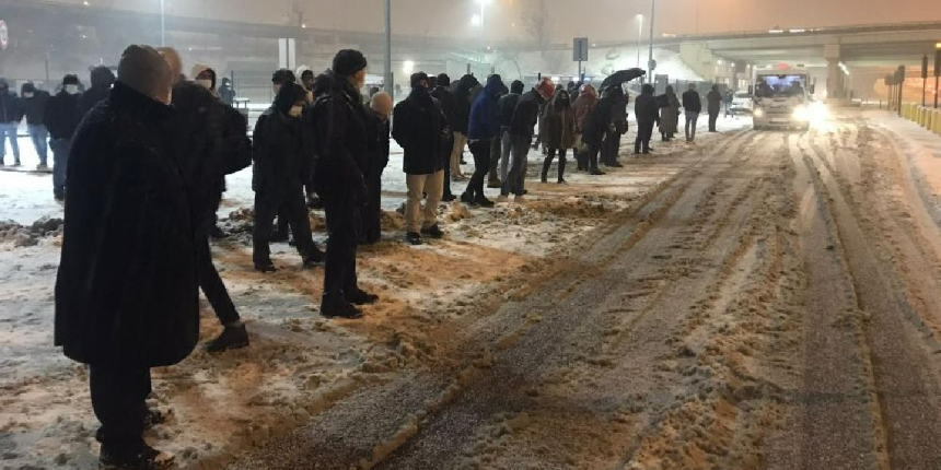 Yollar kapandı, yüzlerce vatandaş metrobüs duraklarında mahsur kaldı