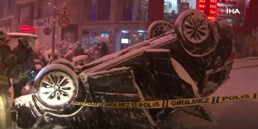 Şişli’de kayganlaşan yolda kayan araç takla attı