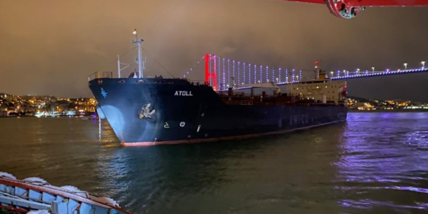 İstanbul Boğazı'nda hareketli anlar: Dümeni kitlenen 183 metrelik tanker sürüklendi!