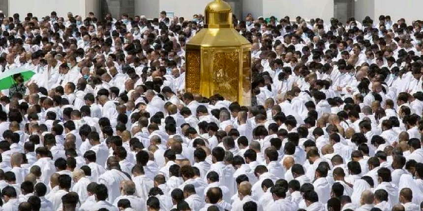 Kabe’de sosyal mesafesiz ilk Cuma namazı kılındı