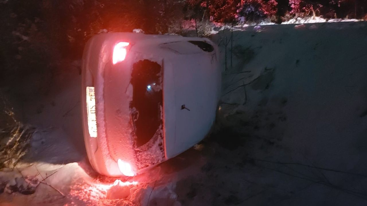 Karda kayan araç şarampole yuvarlandı