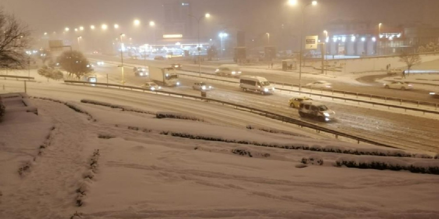 Maltepe E-5’te yollar buz tuttu, sürücüler zor anlar yaşadı
