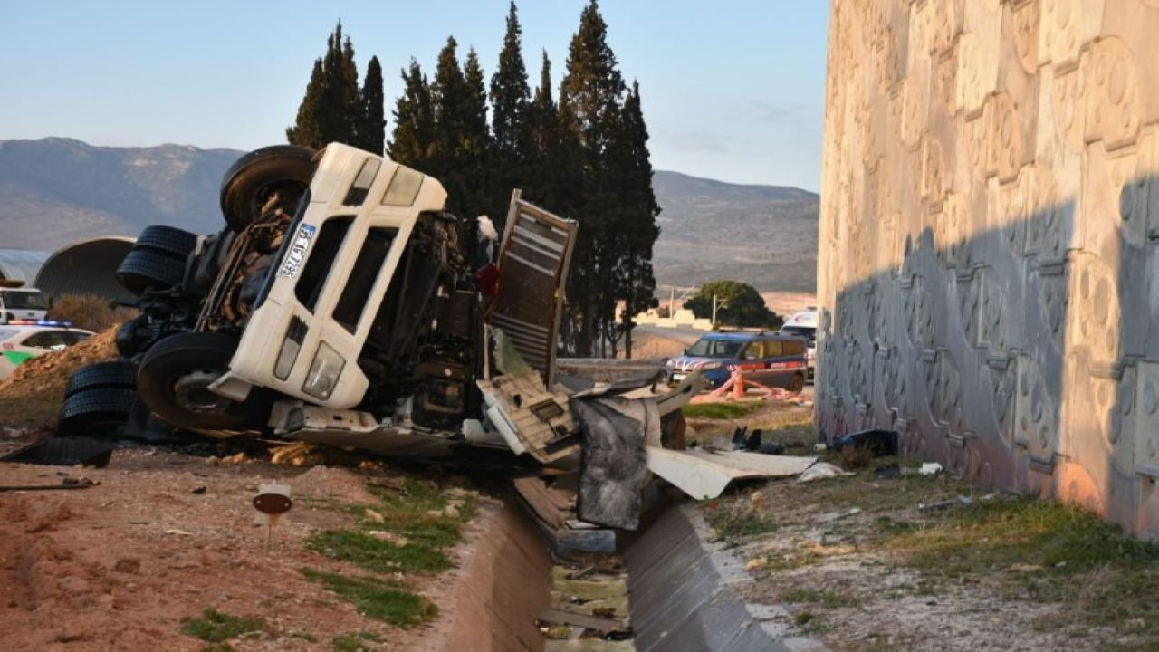 İzmir'de korkunç kaza, kamyon sürücüsü hayatını kaybetti