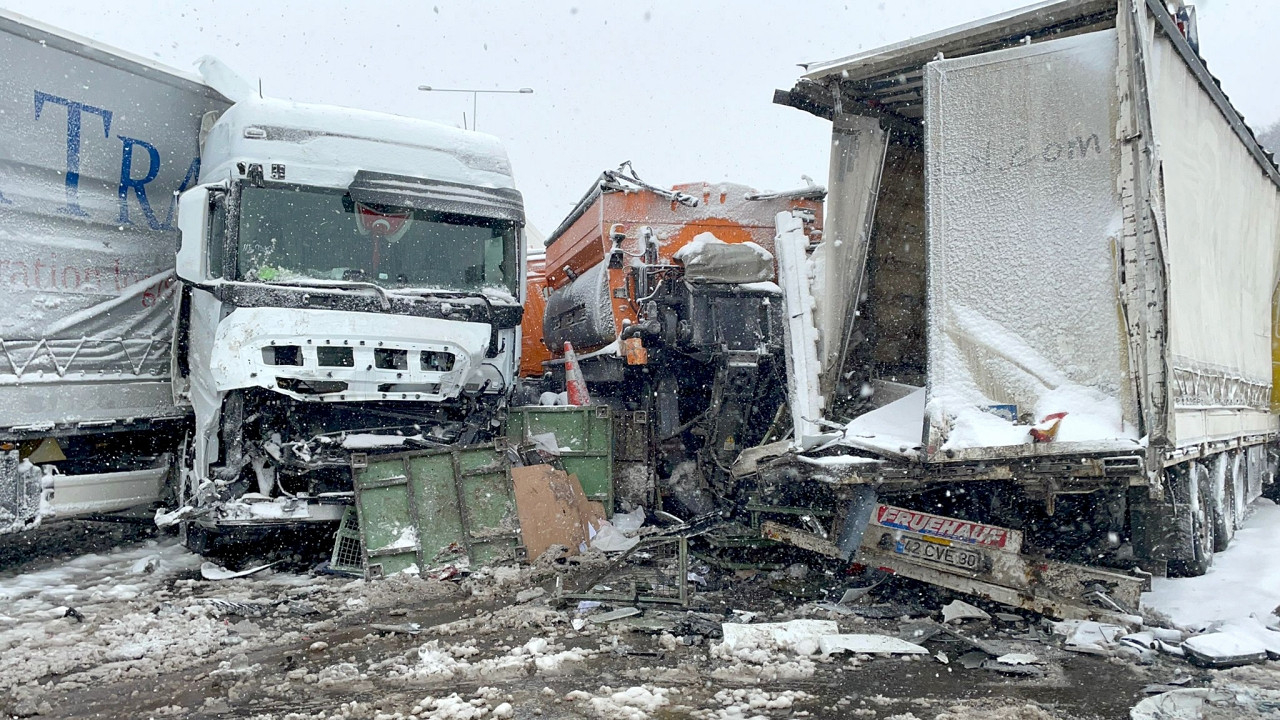 Kuzey Marmara Otoyolu'nda zincirleme kaza: 4 TIR birbirine girdi!