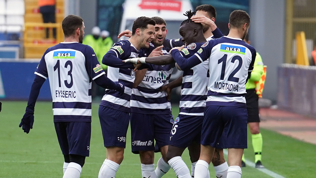 Çaykur Rizespor'un "Umut"ları sönüyor... Kasımpaşa'dan evinde 3 gollü galibiyet