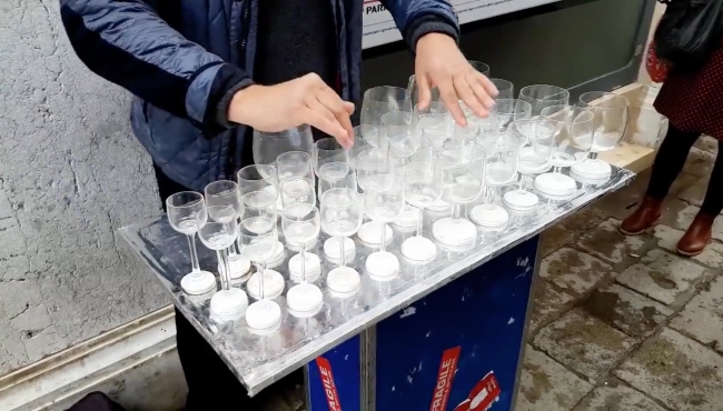 Sokak sanatçısı cam bardaklarla 'Harry Potter' müziği çaldı...