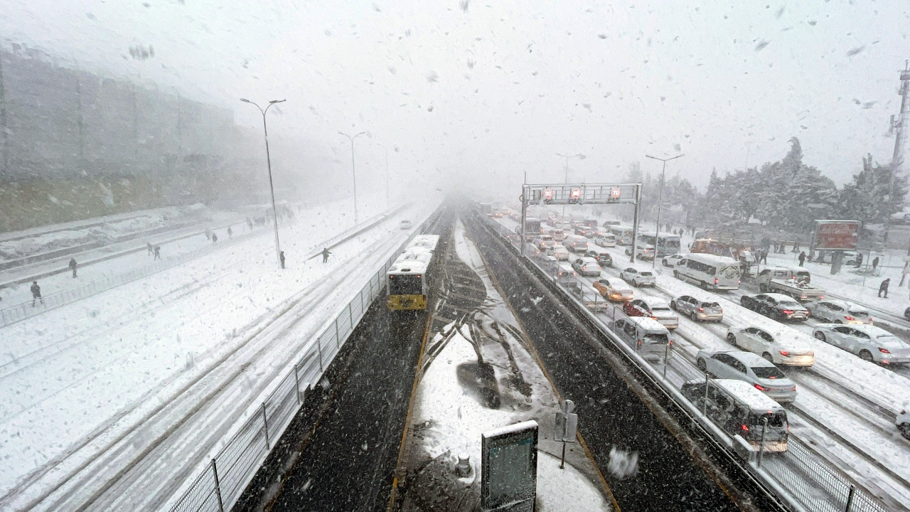 İstanbul Valisi Yerlikaya 3 madde sıralayıp uyardı: Trafiğe çıkmayın!