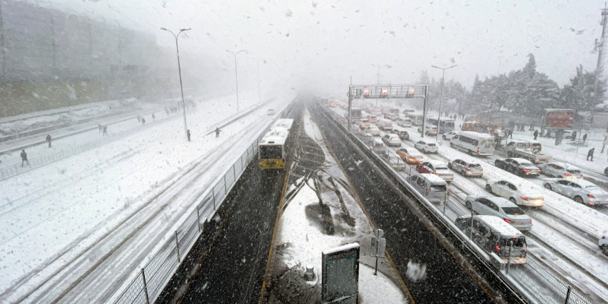 İstanbul Valisi Yerlikaya 3 madde sıralayıp uyardı: Trafiğe çıkmayın!