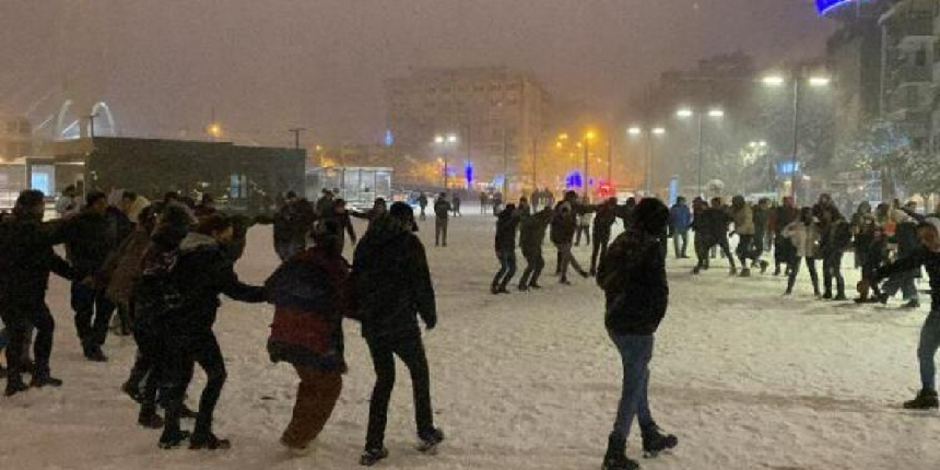 Kocaeli beyaza büründü, vatandaşlar karda halay çekti