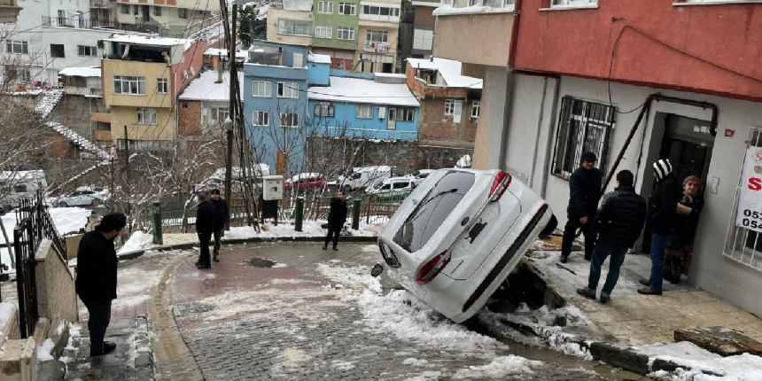 Kağıthane’de karda kayan araç, doğalgaz kutusunu patlattı
