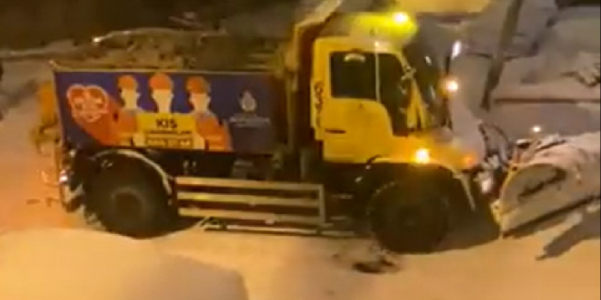 İstanbul'da kar küreme araçları yolda kaldı