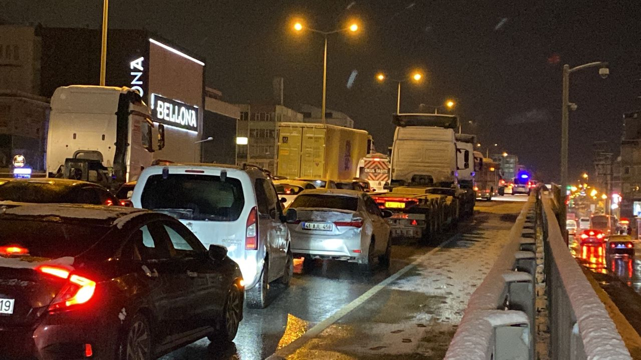 13 araç birbirine girdi, trafik felç oldu