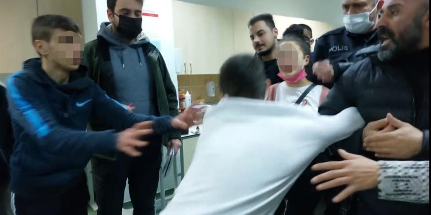 Silahlı saldırıya uğrayan genç, hastaneden kaçmaya çalıştı! Polisler güçlükle engel oldu