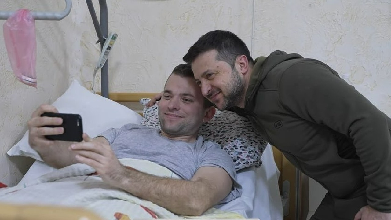 Ukrayna Devlet Başkanı Zelenskiy, yaralı askerleri ziyaret etti