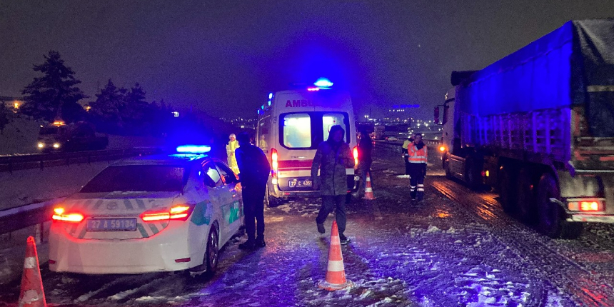 TAG Otoyolu'nda kaza! 7 araç birbirine girdi