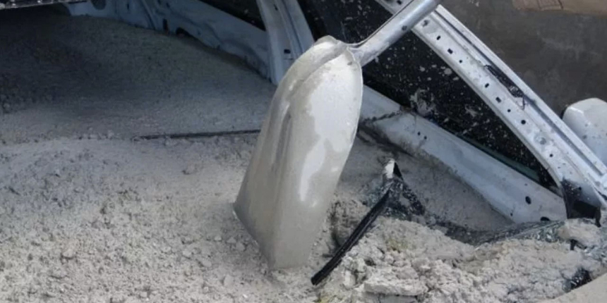 'Şaka' diye yaptılar: Arkadaşlarının 700 bin liralık arabasına beton döktüler