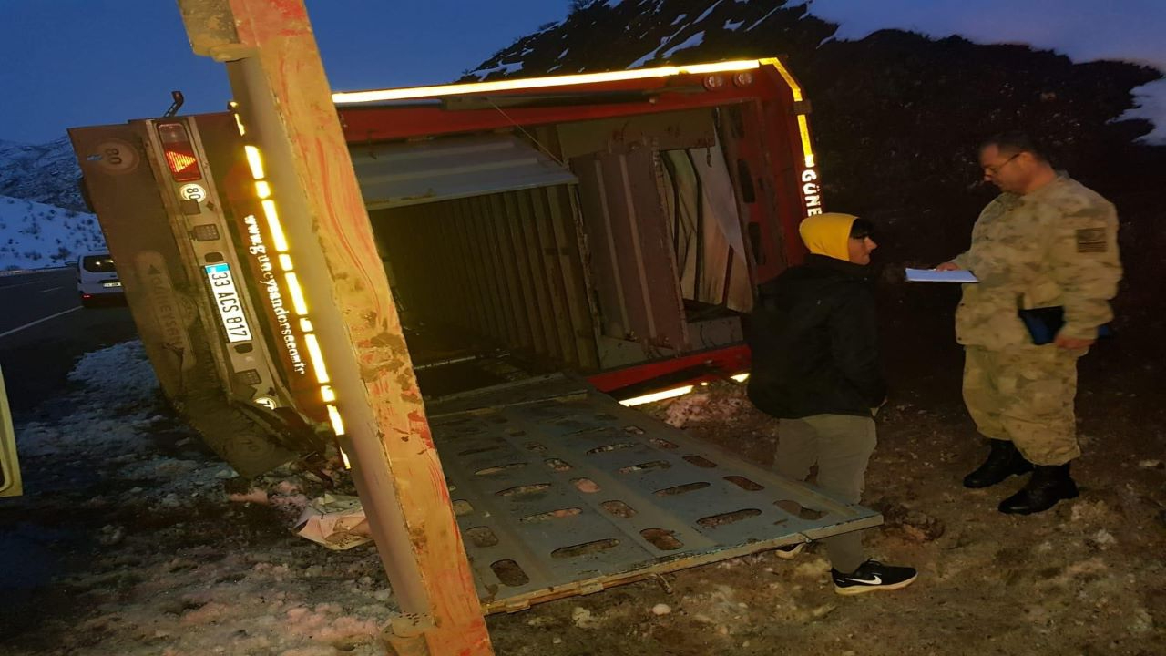 Bingöl-Diyarbakır karayolunda canlı hayvan taşıyan kamyonun devrildi