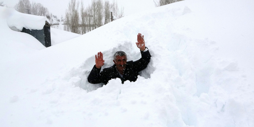 Kar bir köyü yuttu: Vatandaşlar tüneller açarak ulaşım sağlıyor!