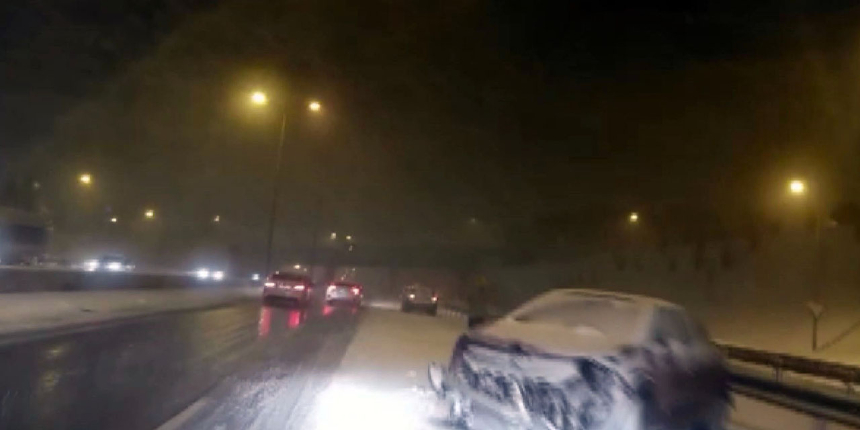 İstanbul'da yoğun kar yağışı sürüyor: Araçlar kayarak ilerledi, İBB'nin kar küreme aracı yolda kaldı