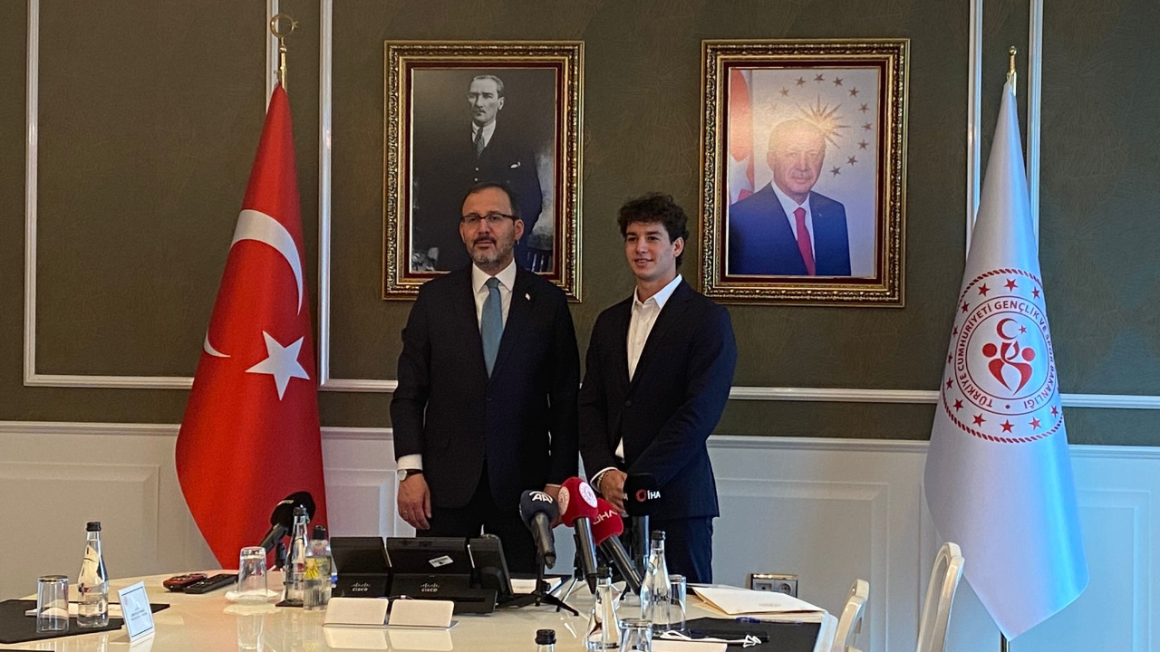 Bakan Kasapoğlu, Formula 2 pilotu Cem Bölükbaşı ile bir araya geldi
