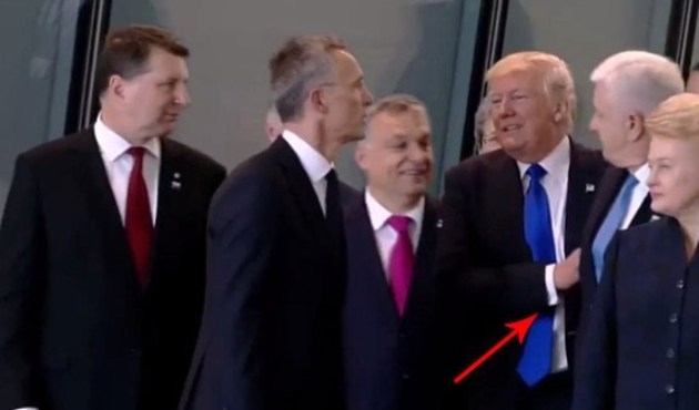 Karadağ Başbakanı'nı iterek önüne geçti/Video...